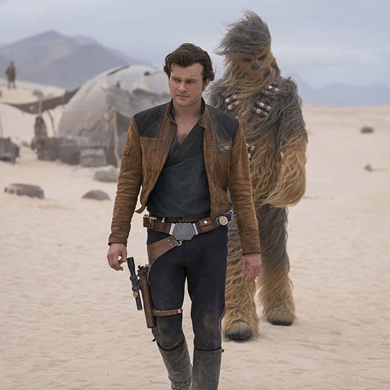 DIY Han Solo Kostüm mit Schwarzes V-Neck T-Shit, Schwarze Cargo Hose, Biker Wildleder Jacke, Gürtel Holster, Stiefel