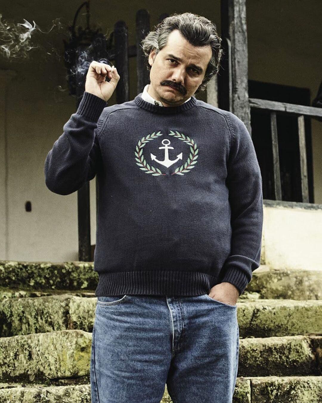 DIY Pablo Escobar Kostüm mit Pullover, Jeans, Kurzarm Hemd, Gürtel braun, Sneaker weiß